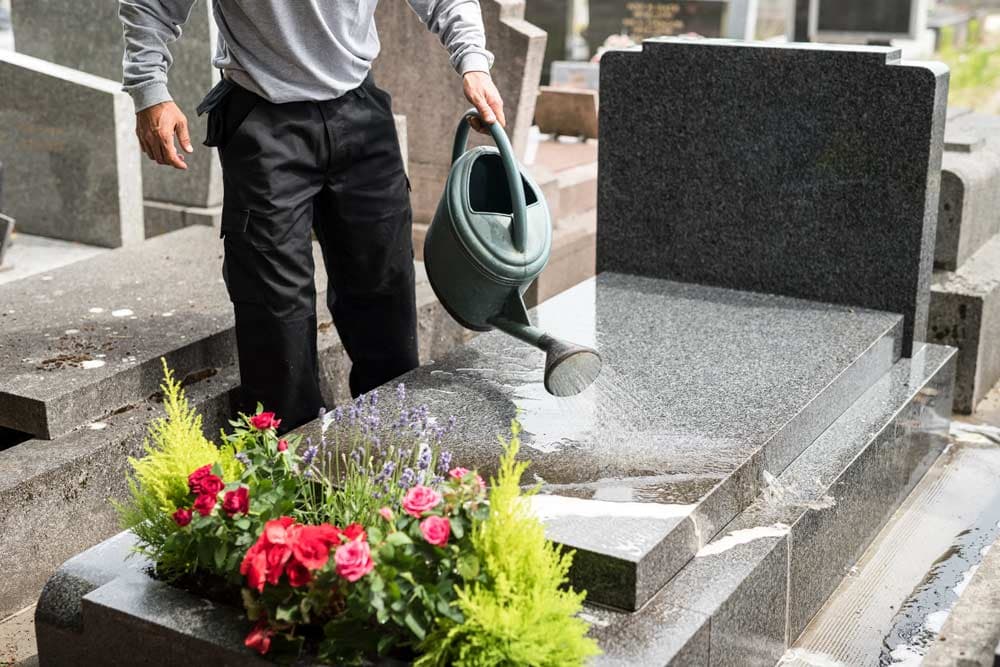 🕊️ À quelle fréquence faut-il entretenir une tombe ?